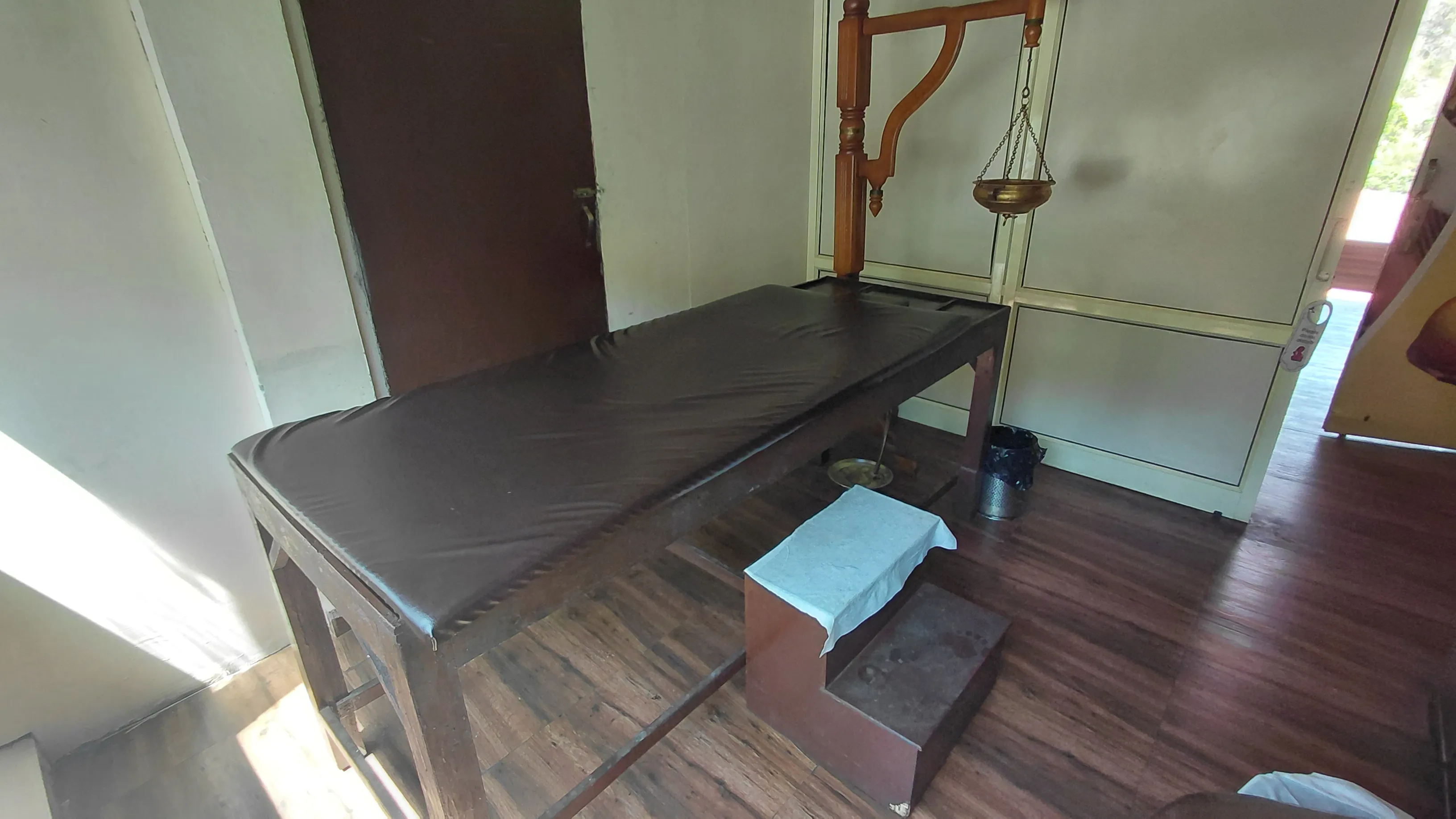 Ayuskama Treatment room equipments 