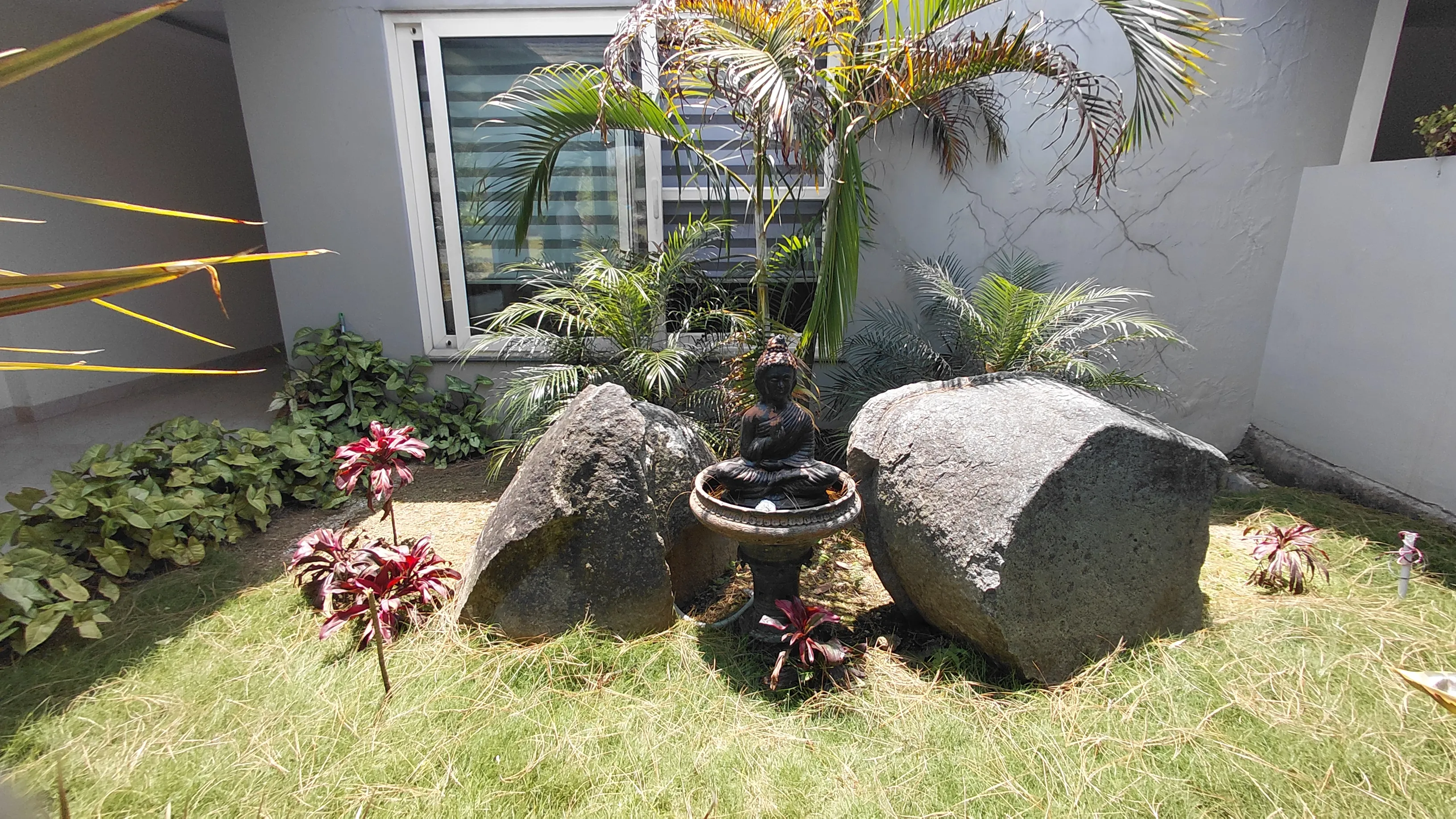 Him Veda Lobby statues