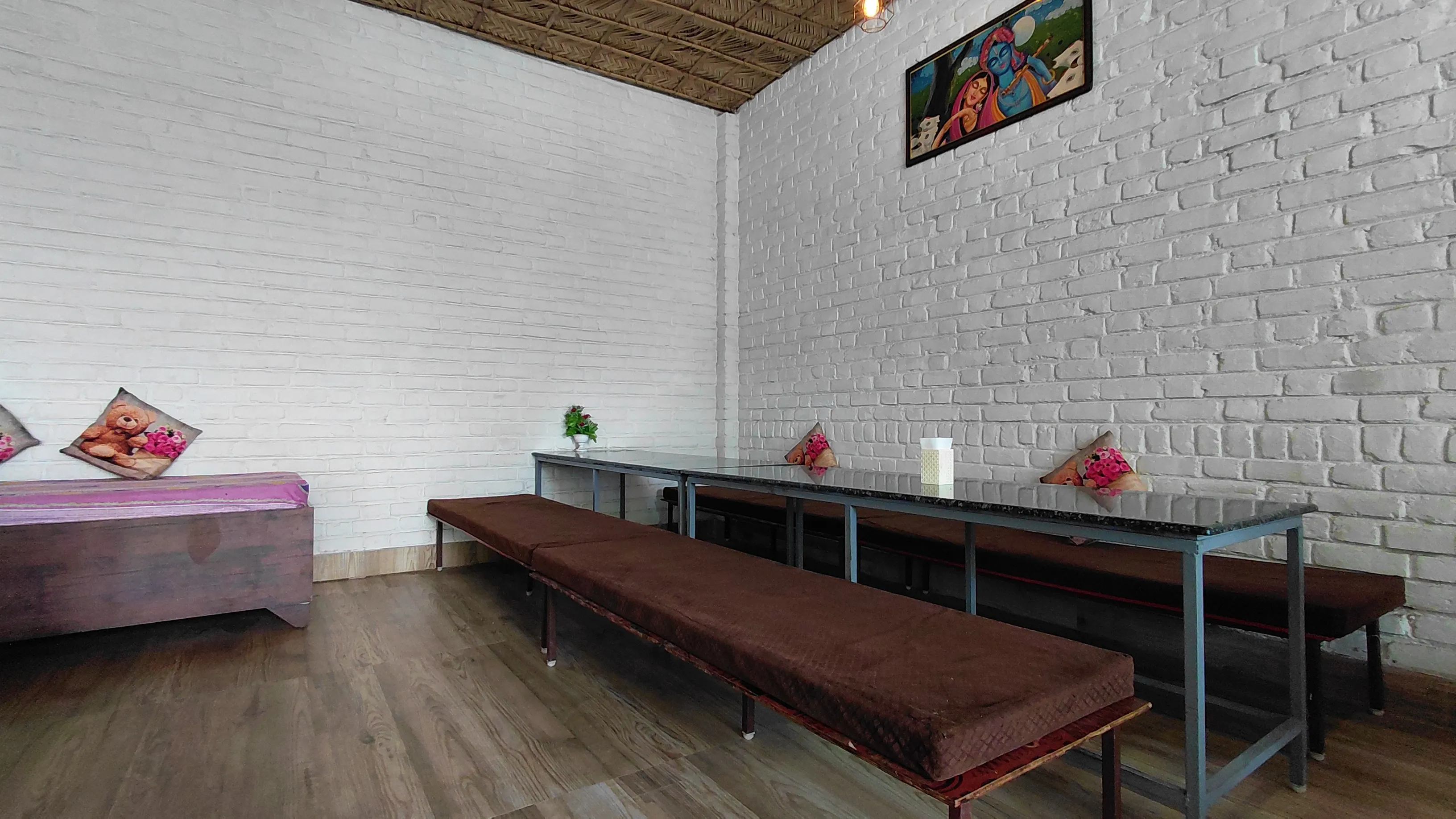 Yan Cure Dining Seating