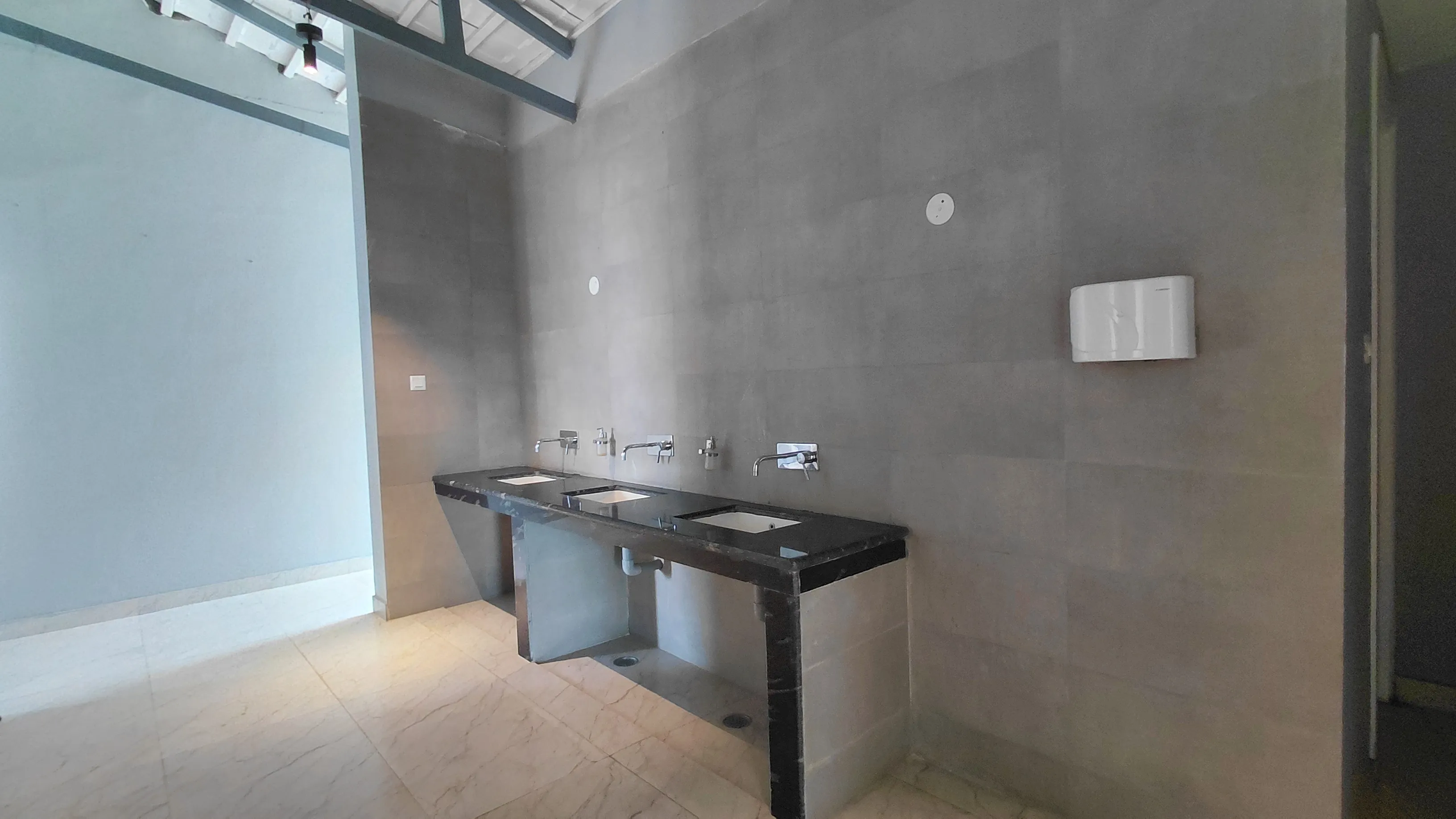 Him Veda Dining wash area